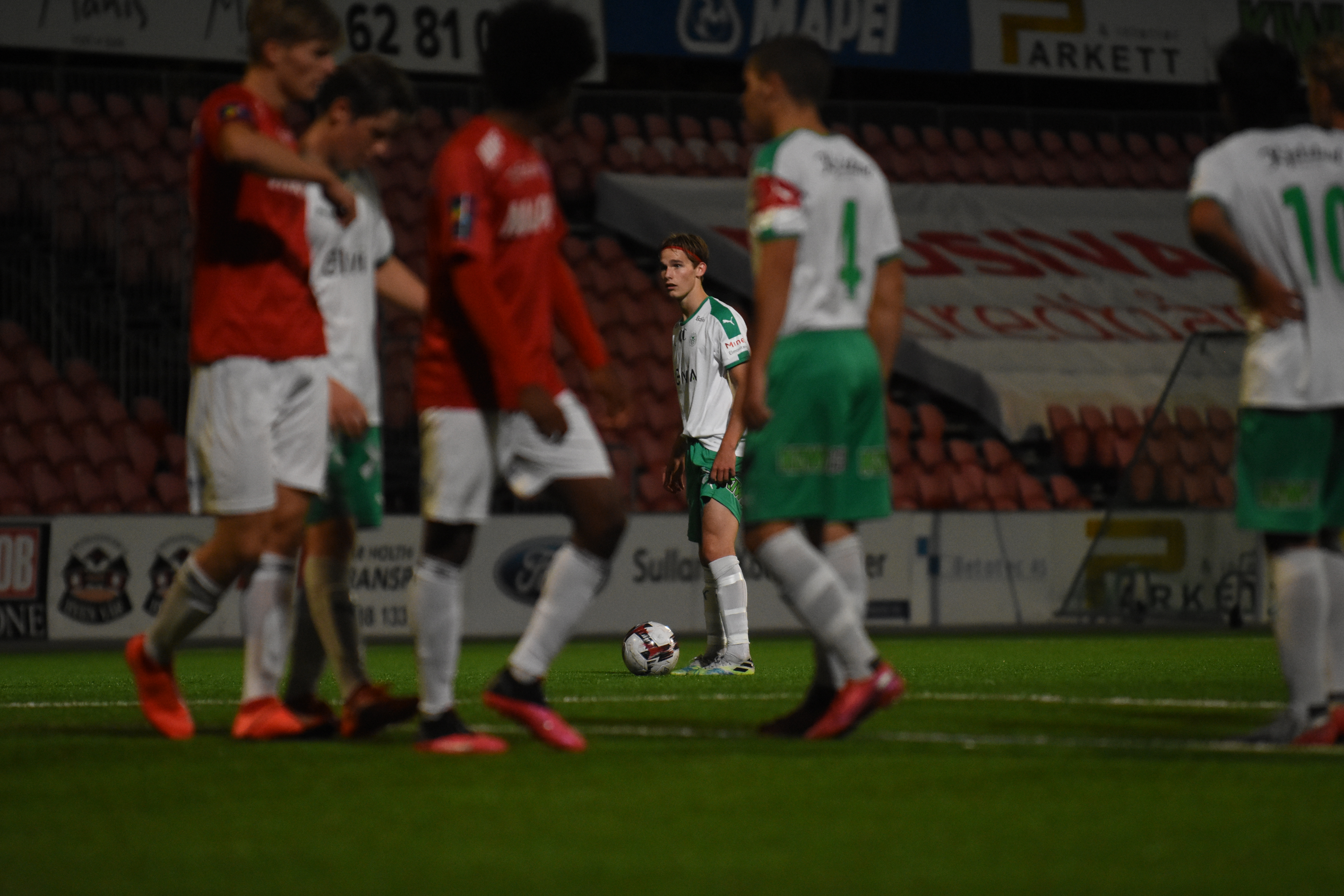 - Hever oss utover kampen